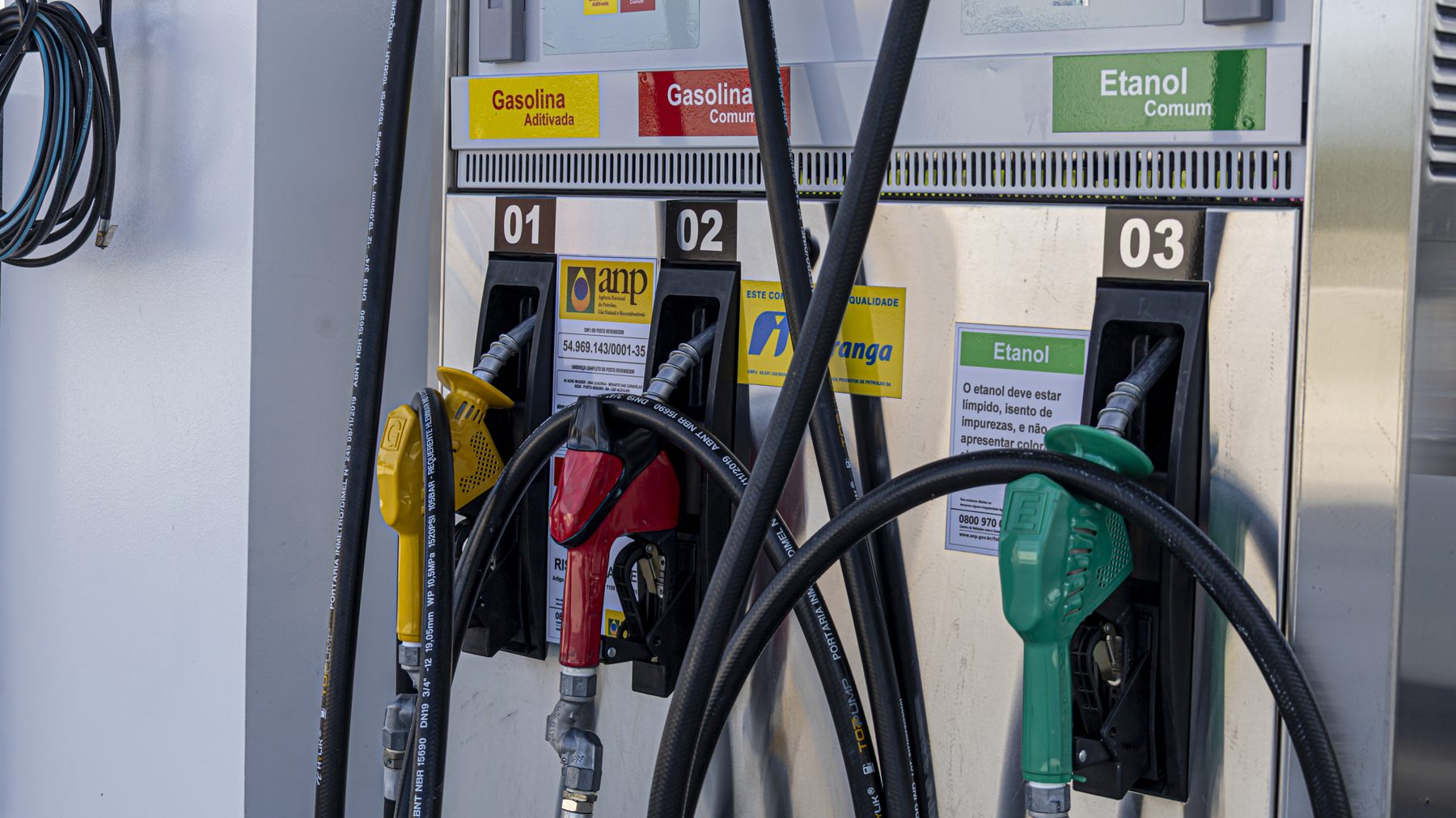Bicos de gasolina, gasolina aditivada e etanol com identificação da ANP