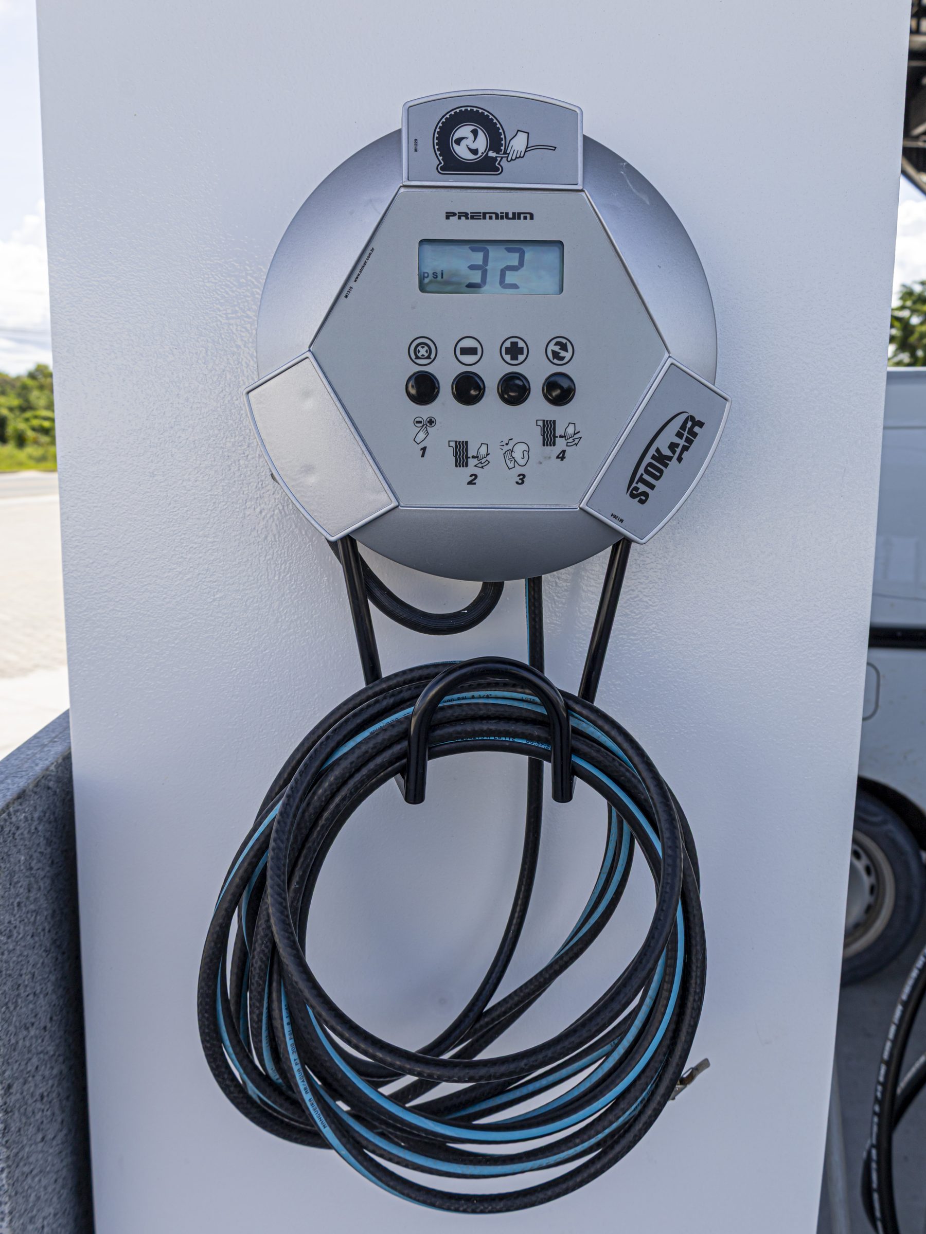 Calibrador de pneus digital do Posto Quinta do Sol BR