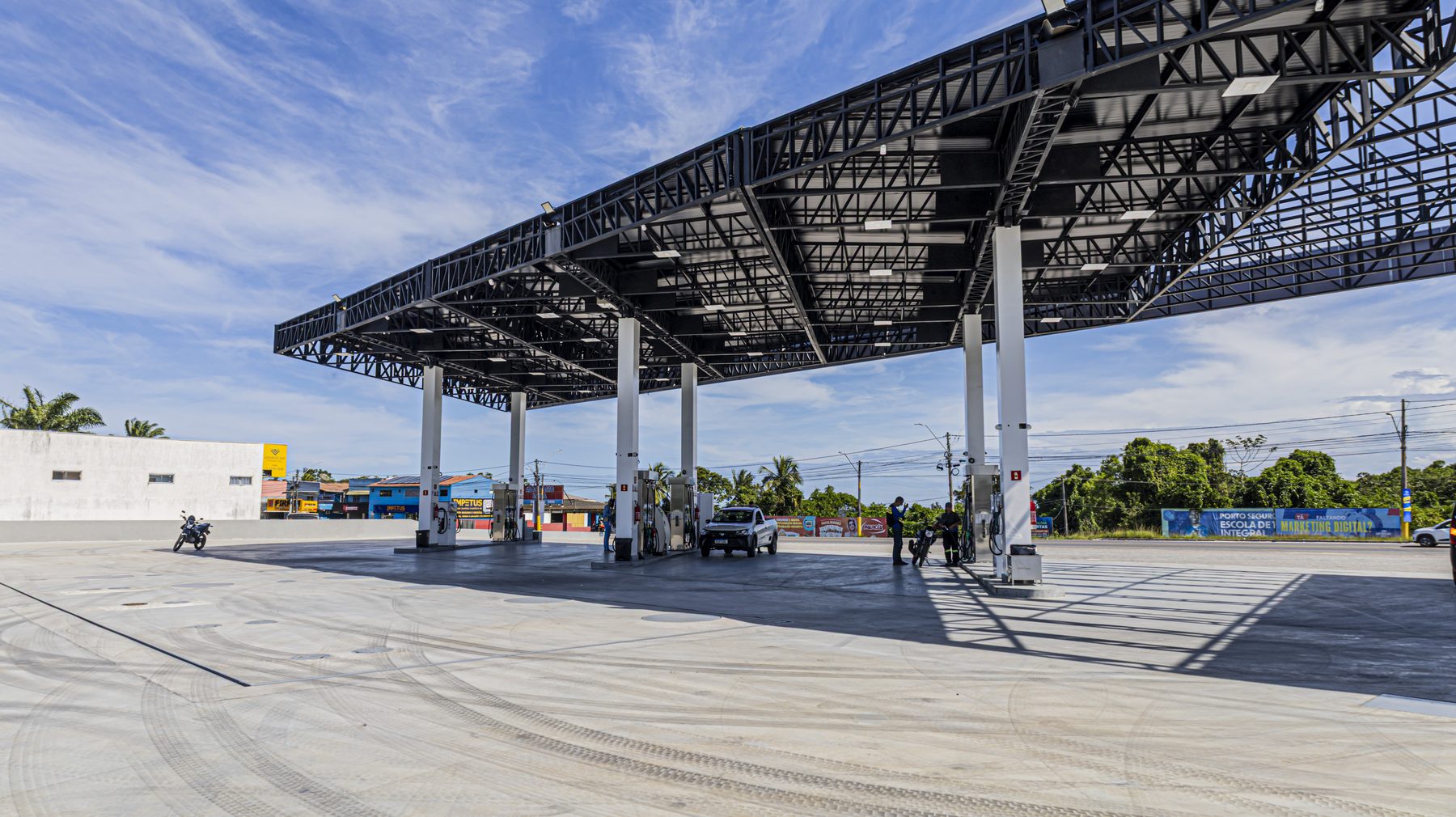 Pista e ilhas de abastecimento do Posto Quinta do Sol BR