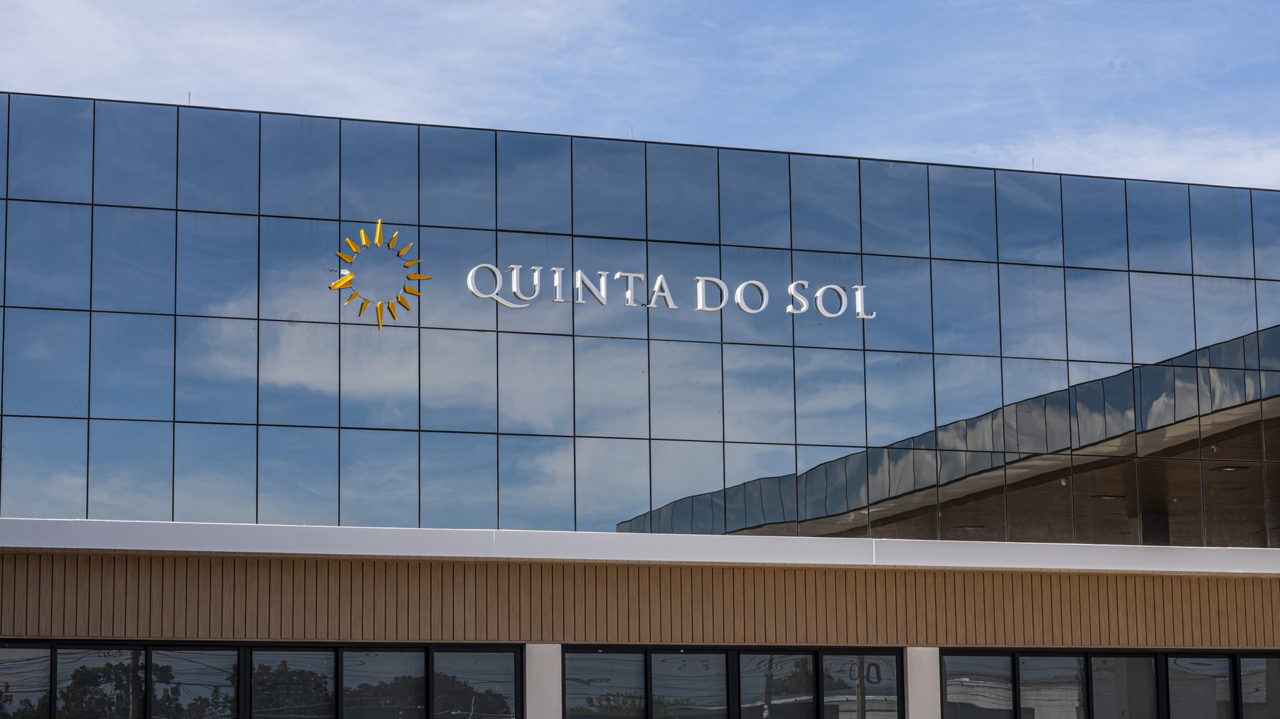 Fachada de vidro do complexo Quinta do Sol no Outeiro